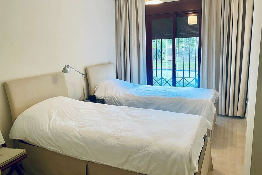 Appartement entier, Luxury Beachfront Apartment, 3 Bedrooms, Large Partly Covered Terrace in Saladavieja, Estepona