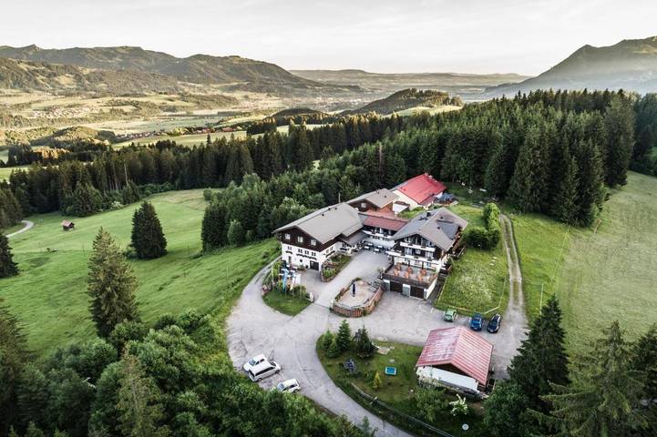 Hotel, mit Balkon und Terrasse sowie Garten und Pool