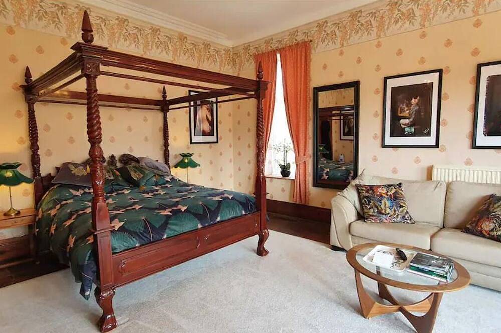 Cader suite at Penycoed Hall incl Luxury Hot Tub in Dolgellau, Snowdonia