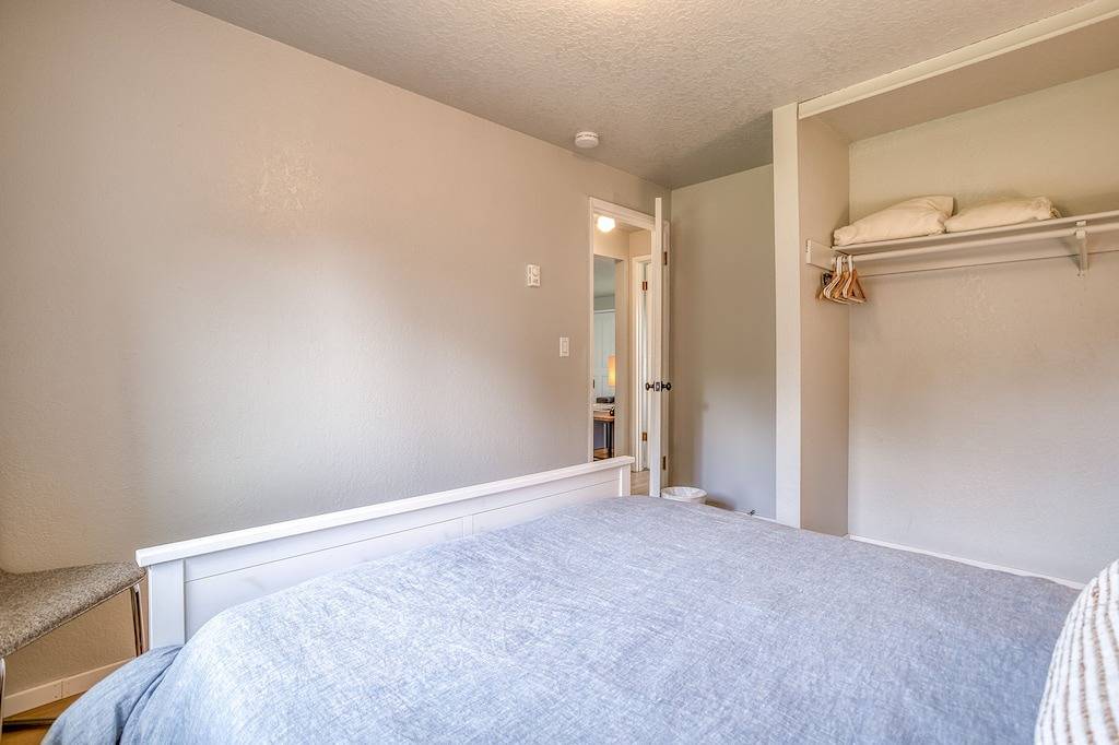 Modern 2 Bedroom in Heart of Downtown Gearhart, Two Blocks from Beach! in Gearhart, Clatsop County