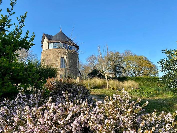 Location de vacances pour 2 personnes, avec Jacuzzi et Terrasse ainsi que Jardin et Vue à Langrolay-sur-Rance