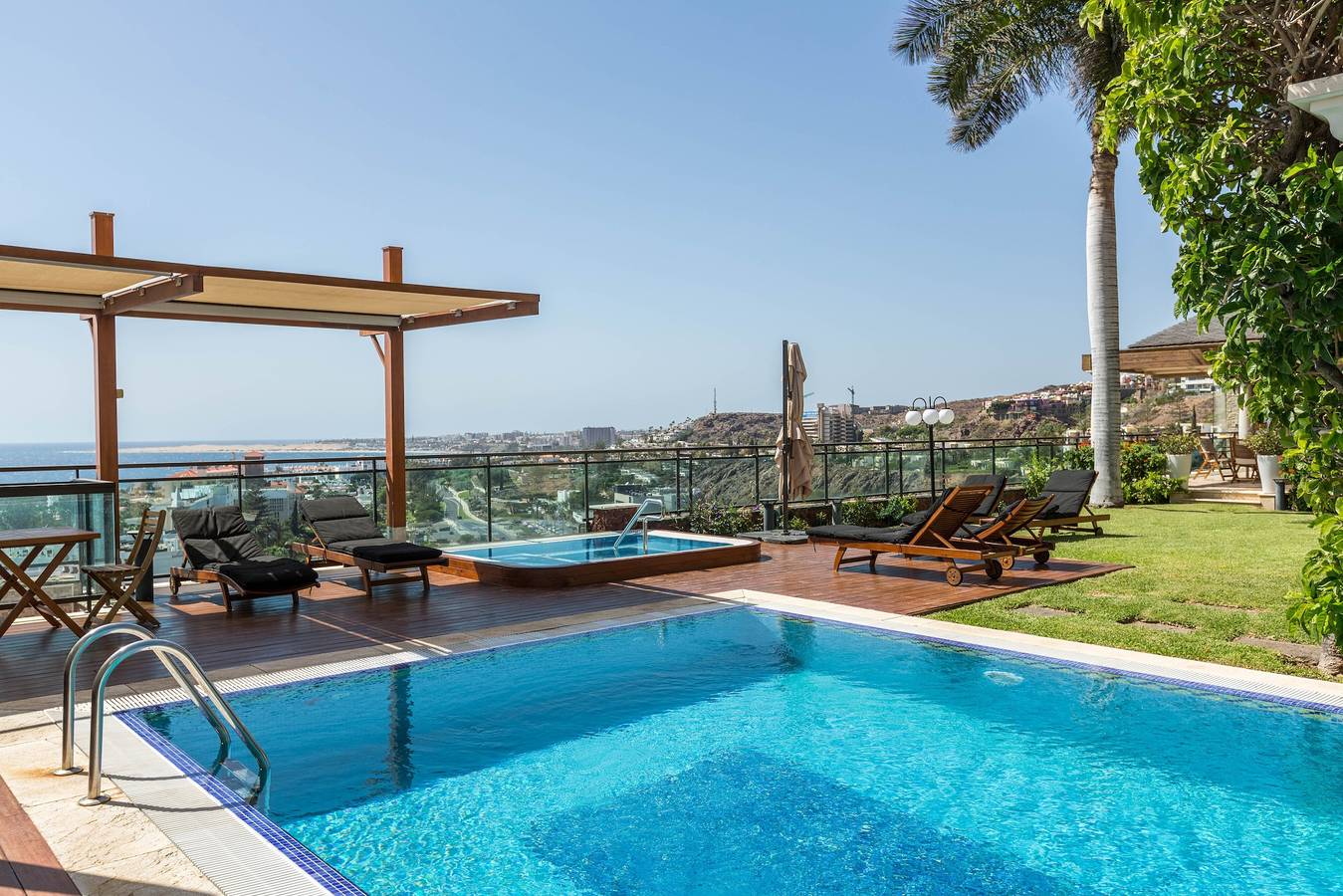 Villa "Albella" con vistas al mar, jardín, terrazas, piscina, bañera de hidromasaje y gimnasio in San Agustín , San Bartolomé de Tirajana