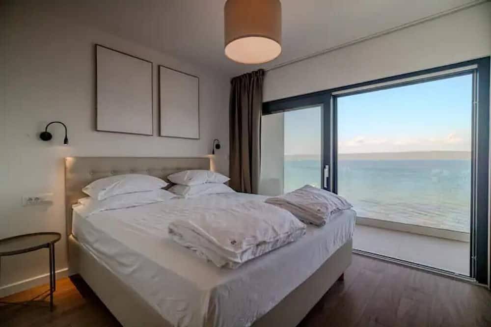 Luxury beachfront family villa. in Dobropoljana, Pasman