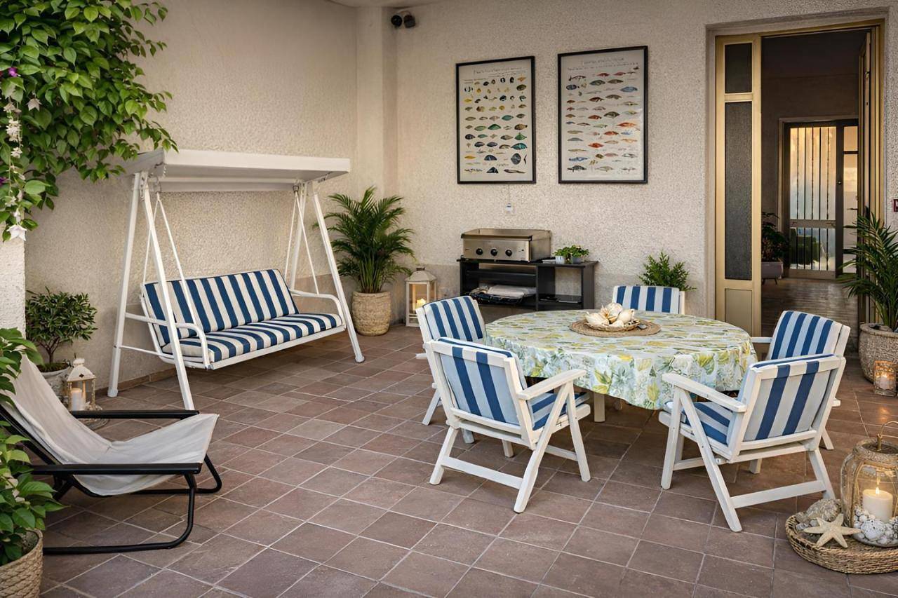 Ganze Wohnung, Sea Breeze Terrace Retreat on the Sicilian Coast in Mongiove, Patti