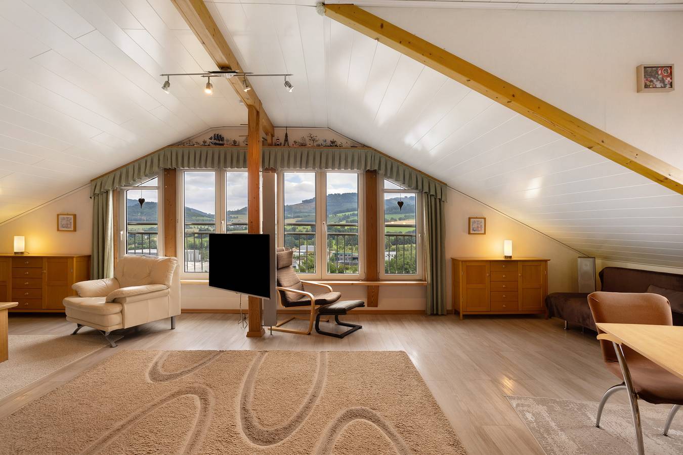 Apartamento entero, Apartamento vacacional 'Panoramablick' con sauna, vistas a la montaña, terraza privada y Wi-Fi in Olsberg, Hochsauerlandkreis