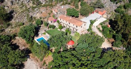 Casa rural para 18 personas, con jardín además de vistas y piscina, Se admiten mascotas en Valencia de Alcántara