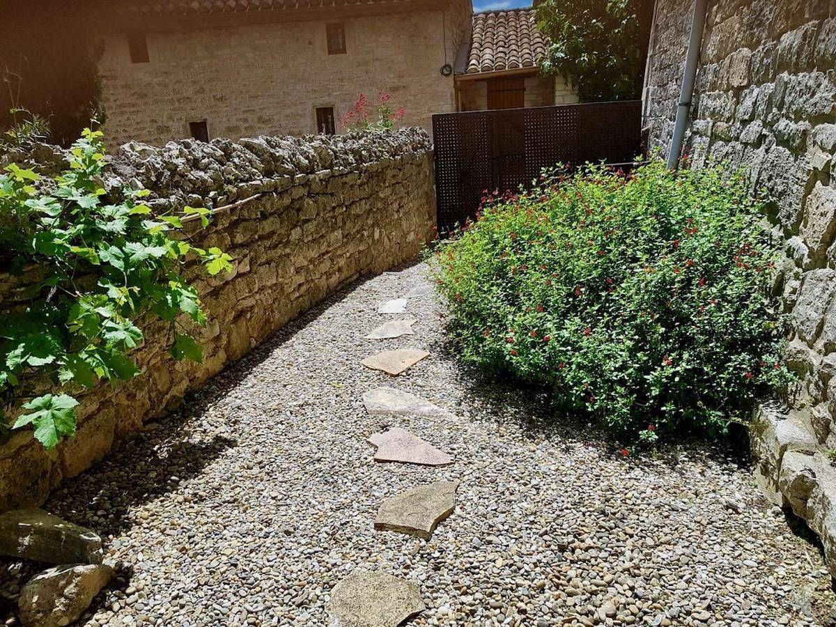 Petite maison de village, lumineuse et silencieuse in Issirac, Région de Nîmes