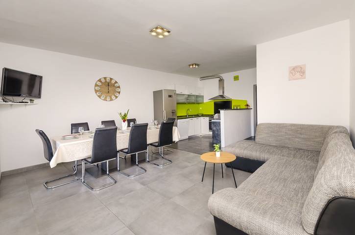 Ferienwohnung für 8 Personen, mit Balkon und Ausblick in Tribunj