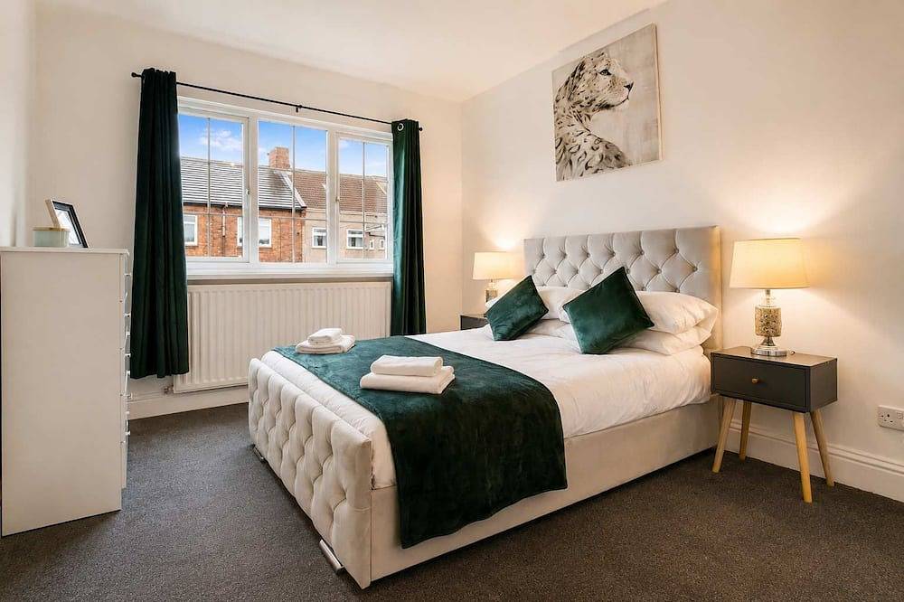 Spacious 3Br Equipped Kitchen by Stay With Us in Sunderland