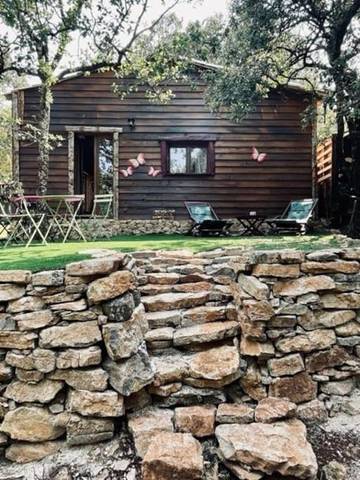 Gîte pour 4 personnes, avec piscine ainsi que jardin et jacuzzi, adapté aux familles à Tourves