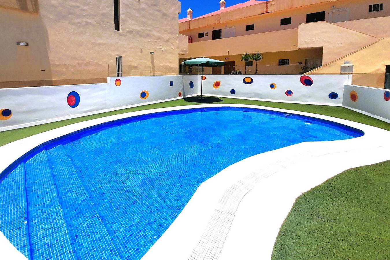 Entire apartment, Vacation Apartment 'Vacanze Mareverde' with Mountain View, Shared Pool and Wi-Fi in Playa de Fañabé, Adeje
