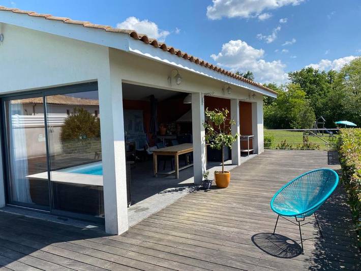 Location de vacances pour 8 personnes, avec piscine ainsi que vue et jardin à Bourg - 3