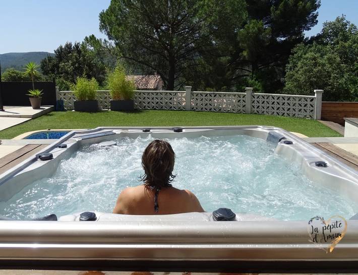 Villa for 2 people, with sauna and garden as well as hot tub in Provence