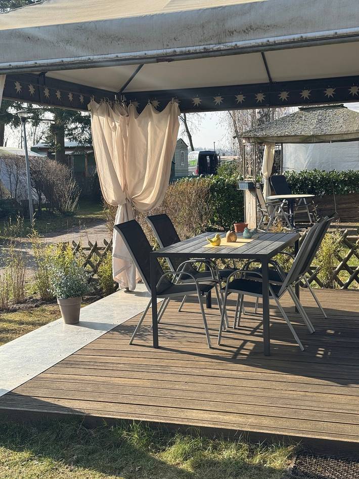 Caravane pour 4 personnes, avec jardin et vue sur le lac, animaux acceptés en Allemagne