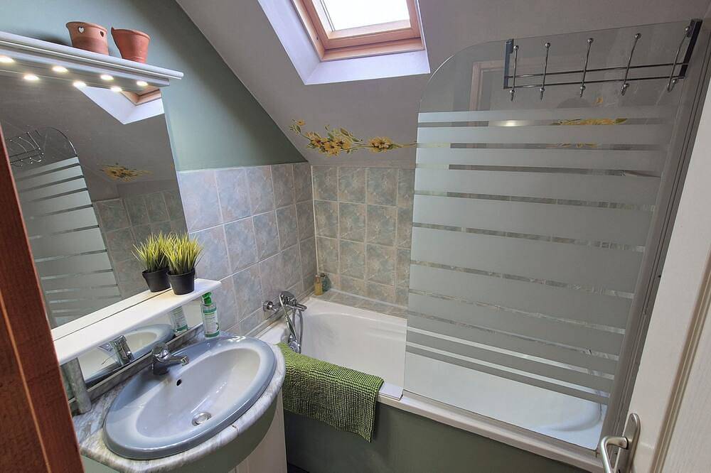 Le Roosevelt, self-catering cottage with sauna and restaurant (Cave 204) in Château-Thierry, Aisne