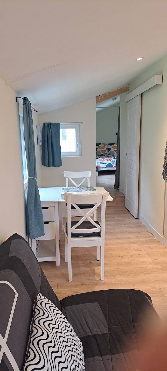 Ganze Wohnung, Ferienhaus 'Ty Melen' mit Gemeinschaftsterrasse, Gemeinschaftsgarten und WLAN in Locmiquélic, Côte des Mégalithes