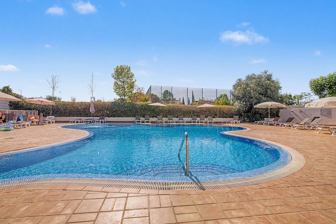 Sunny 2-Bedroom Apartment in a Gated Community with Pool, 5 Minutes from the Beach in Cabanas de Tavira, Conceição e Cabanas de Tavira
