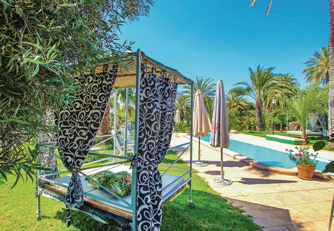 Villa 'Teresa' con piscina privada, Wi-Fi y aire acondicionado in La Marina, Elche