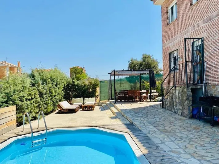 Casa de vacaciones para 14 personas, con jardín además de vistas y piscina - 1