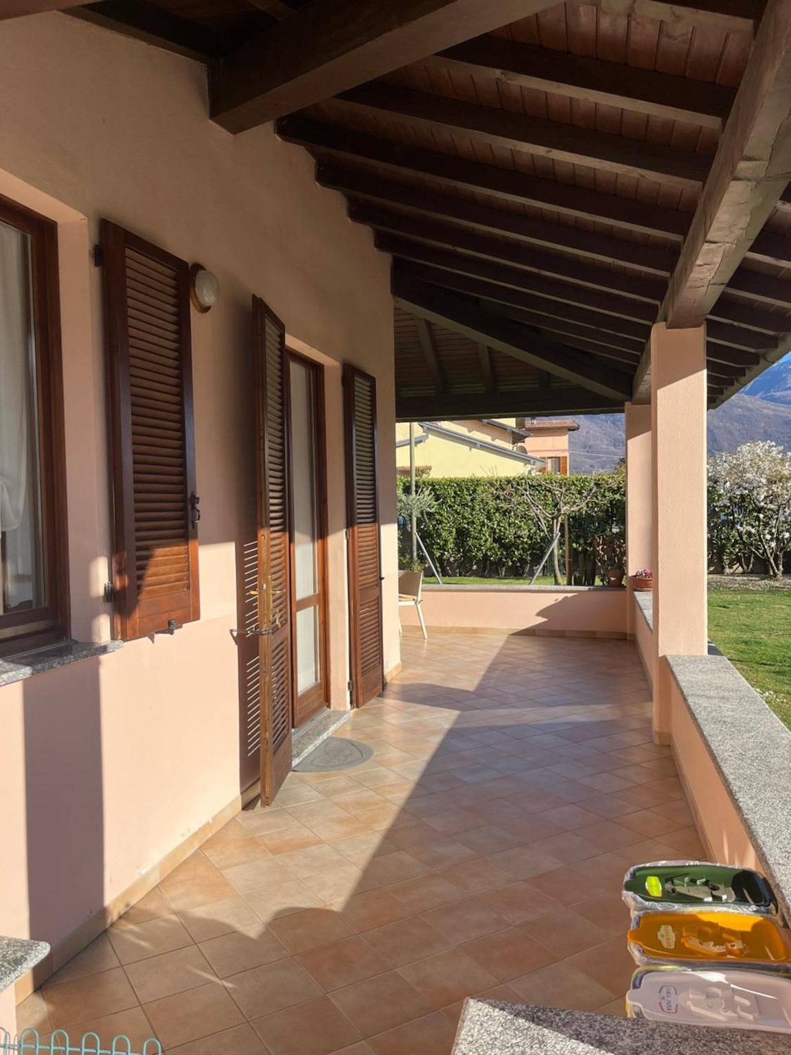 Apartamento entero, Apartamento 'Lago' con vistas a la montaña, terraza privada y Wi-Fi in Dongo, Lago de Como