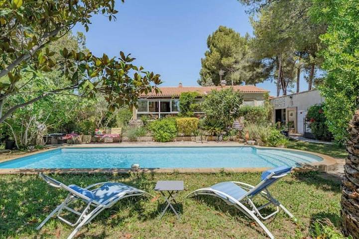 Maison de vacances pour 6 personnes, avec terrasse ainsi que jacuzzi et jardin à Rognac