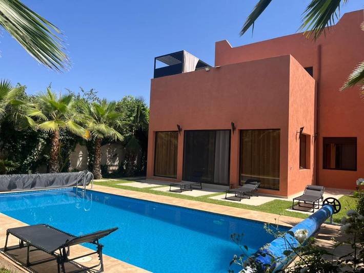 Villa pour 8 personnes, avec piscine ainsi que balcon et vue