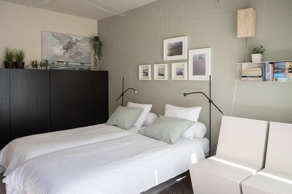 Appartement entier, Studio de vacances design, proche de la mer avec jardin privé et parking in Ville d'Ostende, Oostende