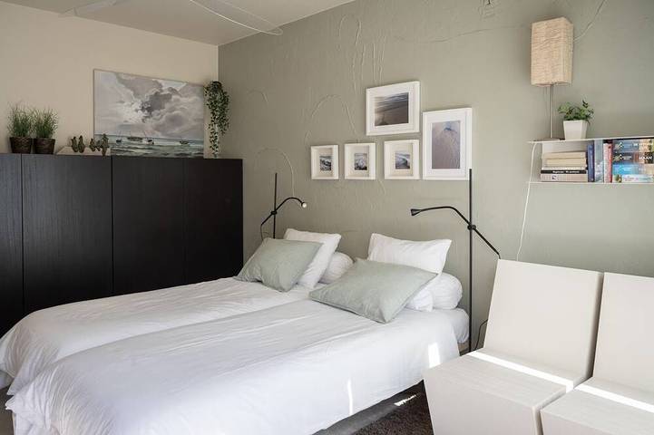 Ganze Wohnung, Design-Ferienstudio in Meeresnähe mit privatem Garten und Parkplatz in Oostende stadt, Oostende