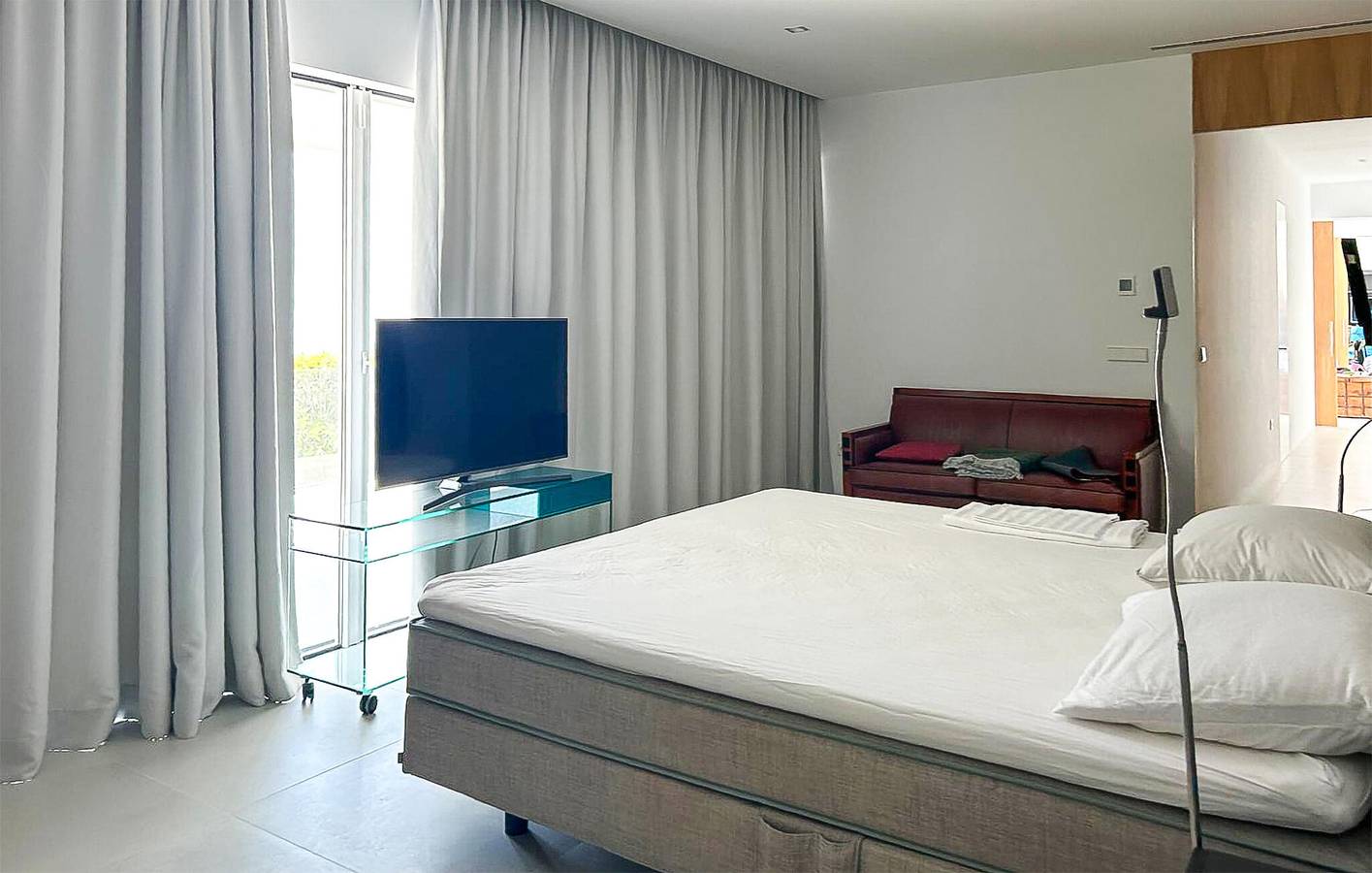 Moderno Apartamento de Playa con Garaje, Piscina, Terraza - 2km de la Playa in Urbanizacion Las Jacarandas, Ojén