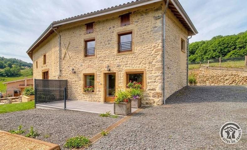 Gîte pour 4 personnes, avec Terrasse ainsi que Jardin et Vue à Les Ardillats