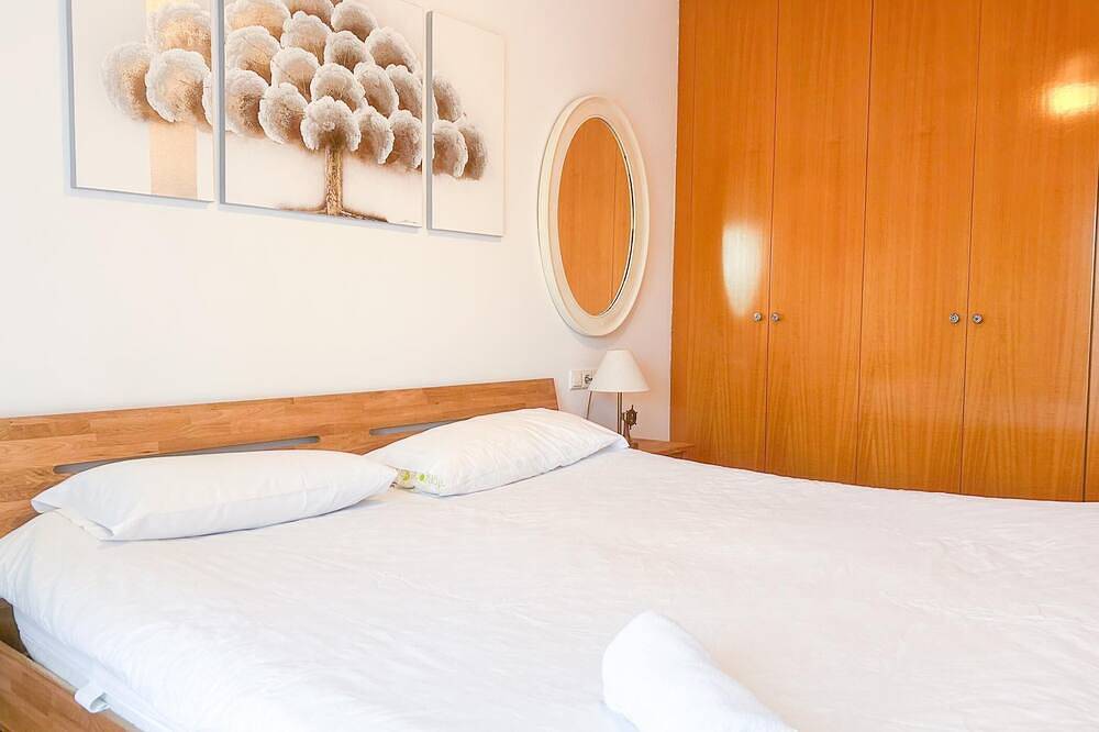 Entire apartment, Beachfront Apartment W/ Pool and Parking in Platja dels Capellans (Vilanova i la Geltrú), Vilanova i la Geltrú