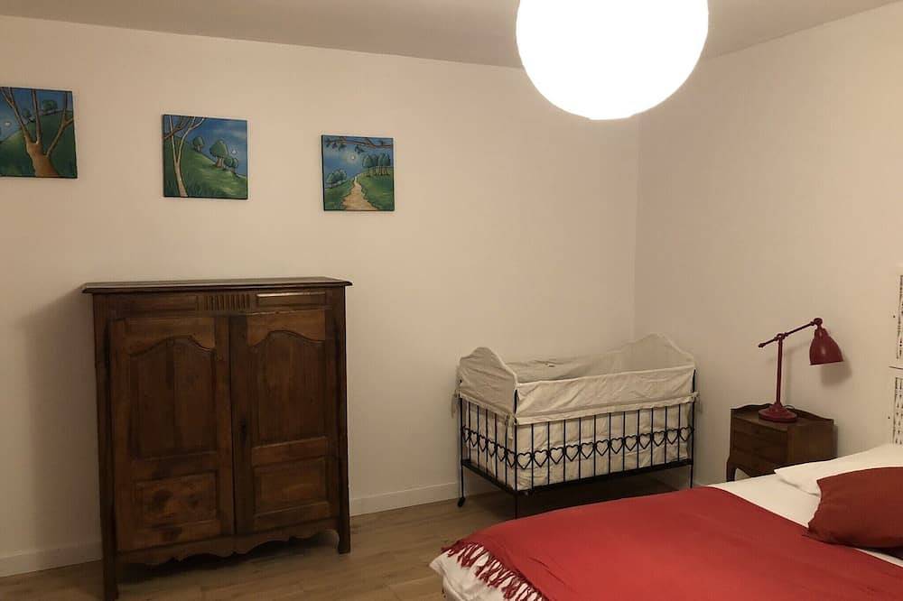 Village house with terrace and small garden in the heart of Saint Pierre d'Oleron in Saint-Pierre-d'Oléron, Côte de Beauté