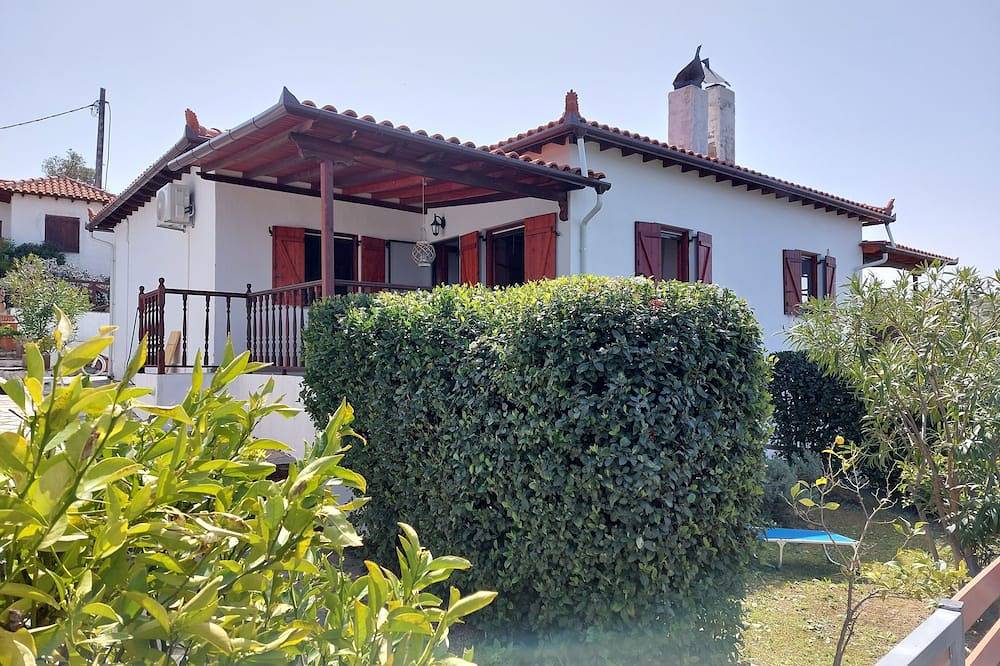 Eione villa on Paleo Trikeri Island with great sea views in Trikeri, Pilion