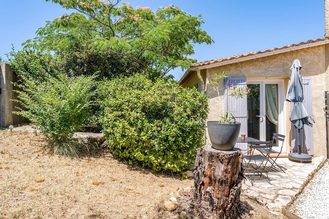 « Maison Santolina » avec terrasse privée, Wi-Fi et climatisation in Villeneuve-lès-Avignon, Région de Nîmes