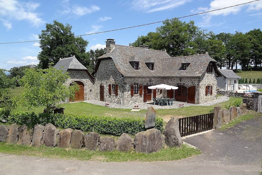 Gîte rural avec piscine privée chauffée, pêche à la truite,terrain de boules. in Lacroix-Barrez, Massif central