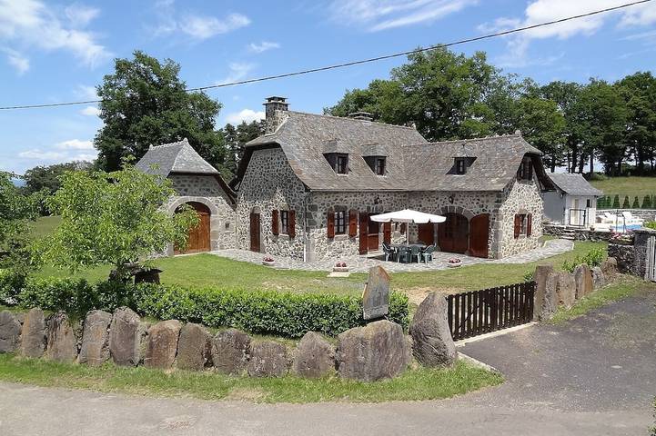 Gîte pour 10 personnes, avec Terrasse et Jardin dans Murols