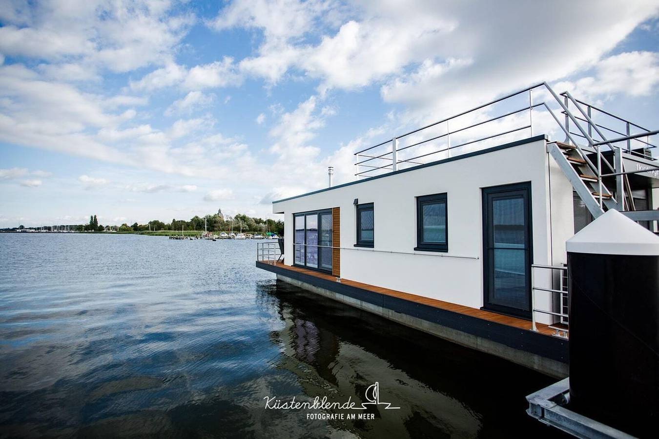 Floatinghouse Dory: Urlaub auf dem See mit Seeblick & Terrasse in Ribnitz, Ribnitz-Damgarten