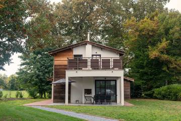Villa pour 8 personnes, avec terrasse et bassin pour enfant ainsi que jardin et piscine, animaux acceptés en Gironde