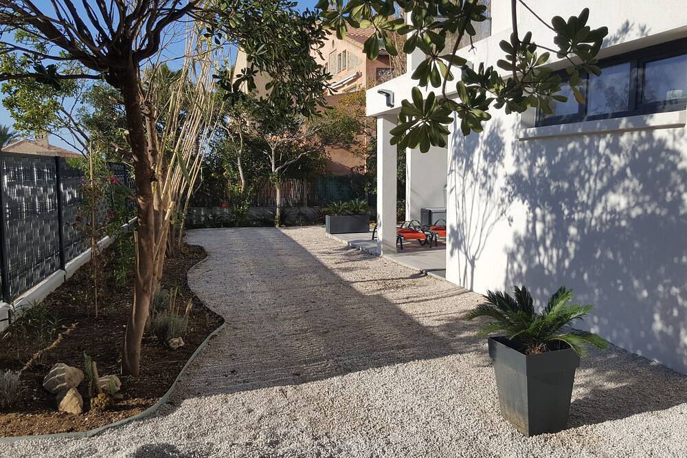 Entire apartment, Superb low-rise villa on garden level in Six Fours, Le Brusc, within walking distance of... in Le Brusc, Six-Fours-les-Plages