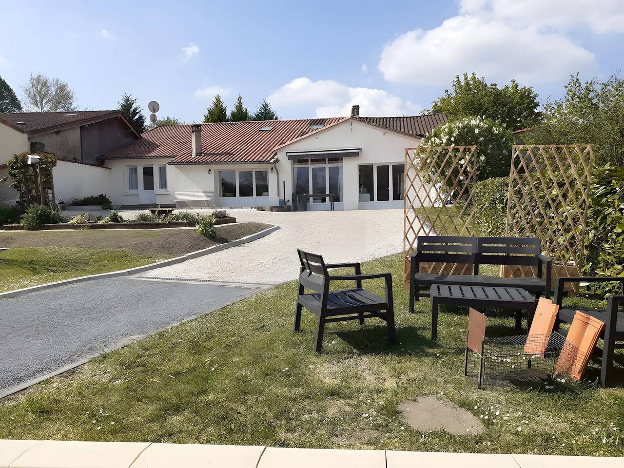 Chambre d’hôtes « Chambre du Jardin » avec terrasse privée, jardin et Wi-Fi in Saint-Aulaye, Périgord Vert