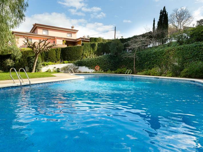 Apartamento de vacaciones para 5 personas, con jardín además de terraza y piscina - 1