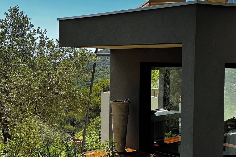 Sublime architect-designed villa in the heart of nature in Solliès-Ville, Toulon region