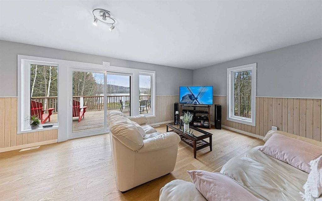 Ultimate Lakeview Cottage Retreat: Hot Tub, Paddle & Play in Hastings Highlands, Ontario