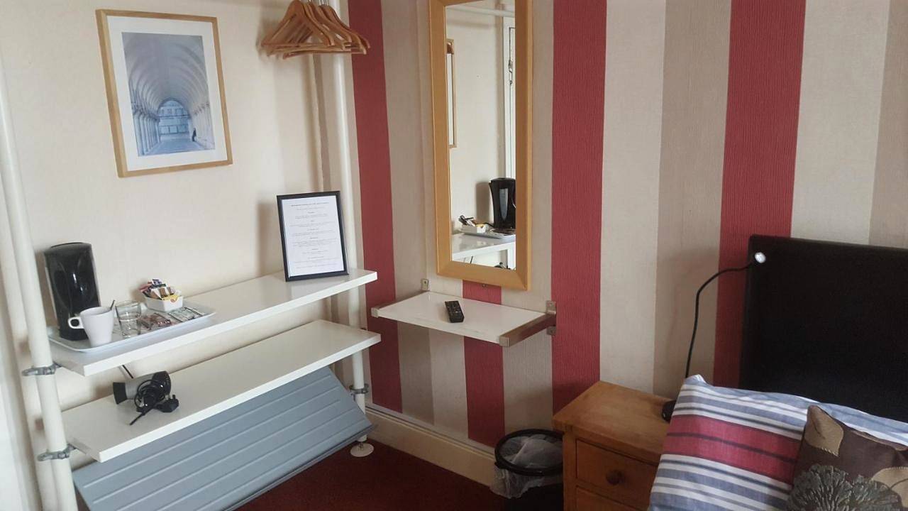 Double Room with Shared Bathroom in Tiverton, Devon