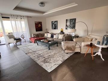 Gîte pour 8 personnes, avec jardin et piscine ainsi que terrasse et jacuzzi à Lalbenque