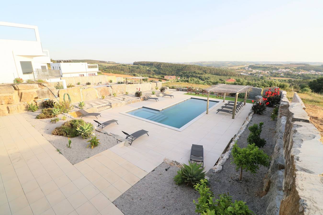 Entire apartment, 'T2 Peace House Lourinhã' Apartment with Shared Pool, Terrace and Wi-Fi in Lourinhã, Lisbon District