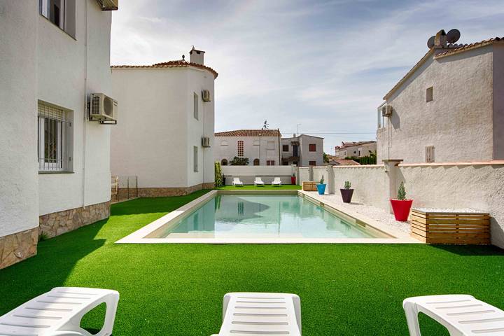 Gîte pour 4 personnes, avec terrasse ainsi que piscine et jardin à Castelló d'Empúries - 2