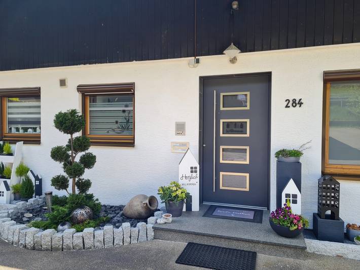 Geheel appartement, Appartement 'Relax' met uitzicht op de bergen, eigen tuin en Wifi in Bad Wildbad, Noordelijk Zwarte Woud