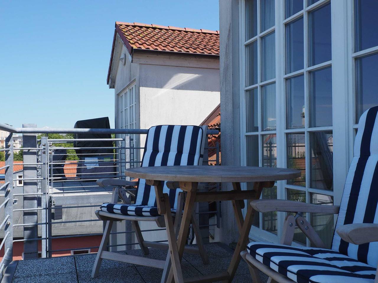Cały apartament, Komfortable Ferienwohnung mit Balkon und Meerblick in Warnemünde in Warnemünde Strand, Rostock