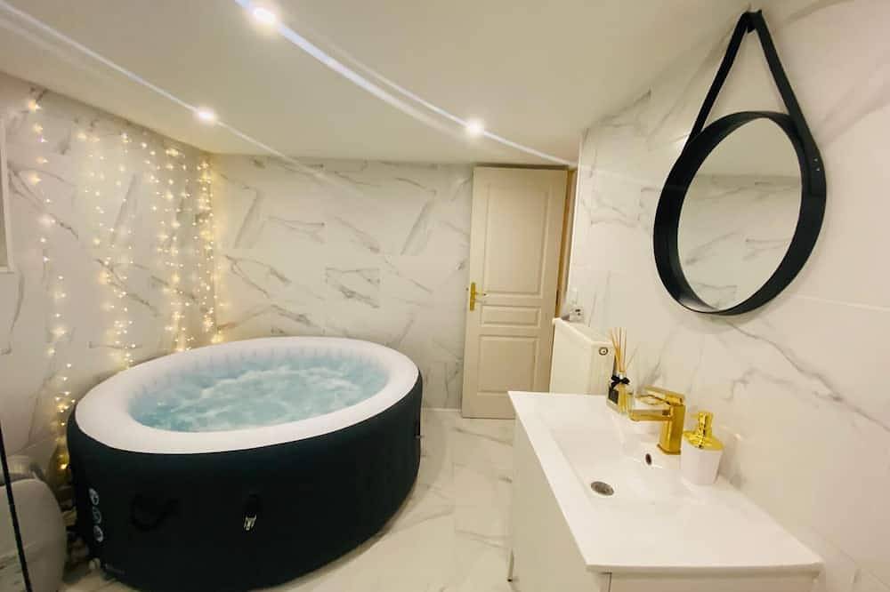 Entire apartment, Jacuzzi, Romantisme et Relax in Bonnières-sur-Seine, Yvelines